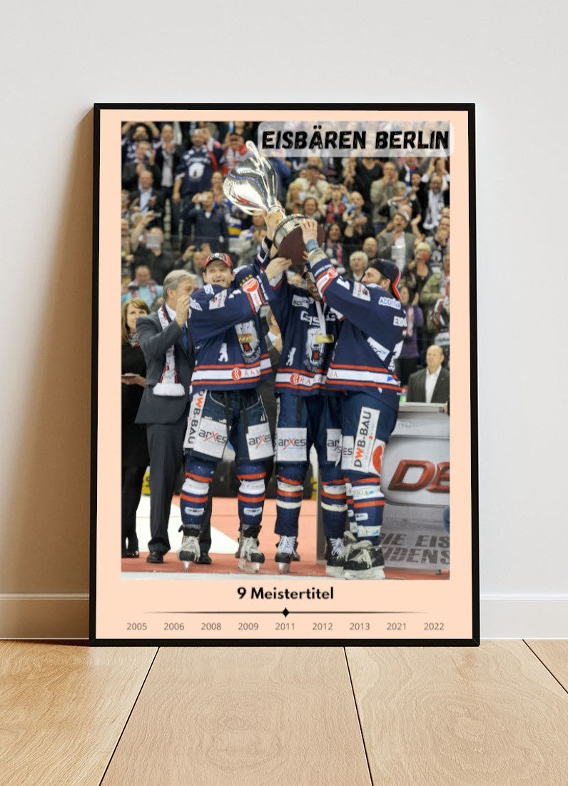 Close-up Poster mit Rahmen Eishockeyteam mit Pokal beim feiern im Eishockeystadium mit Publikum auf Eishockeyplatzt in beige blau rot weiß