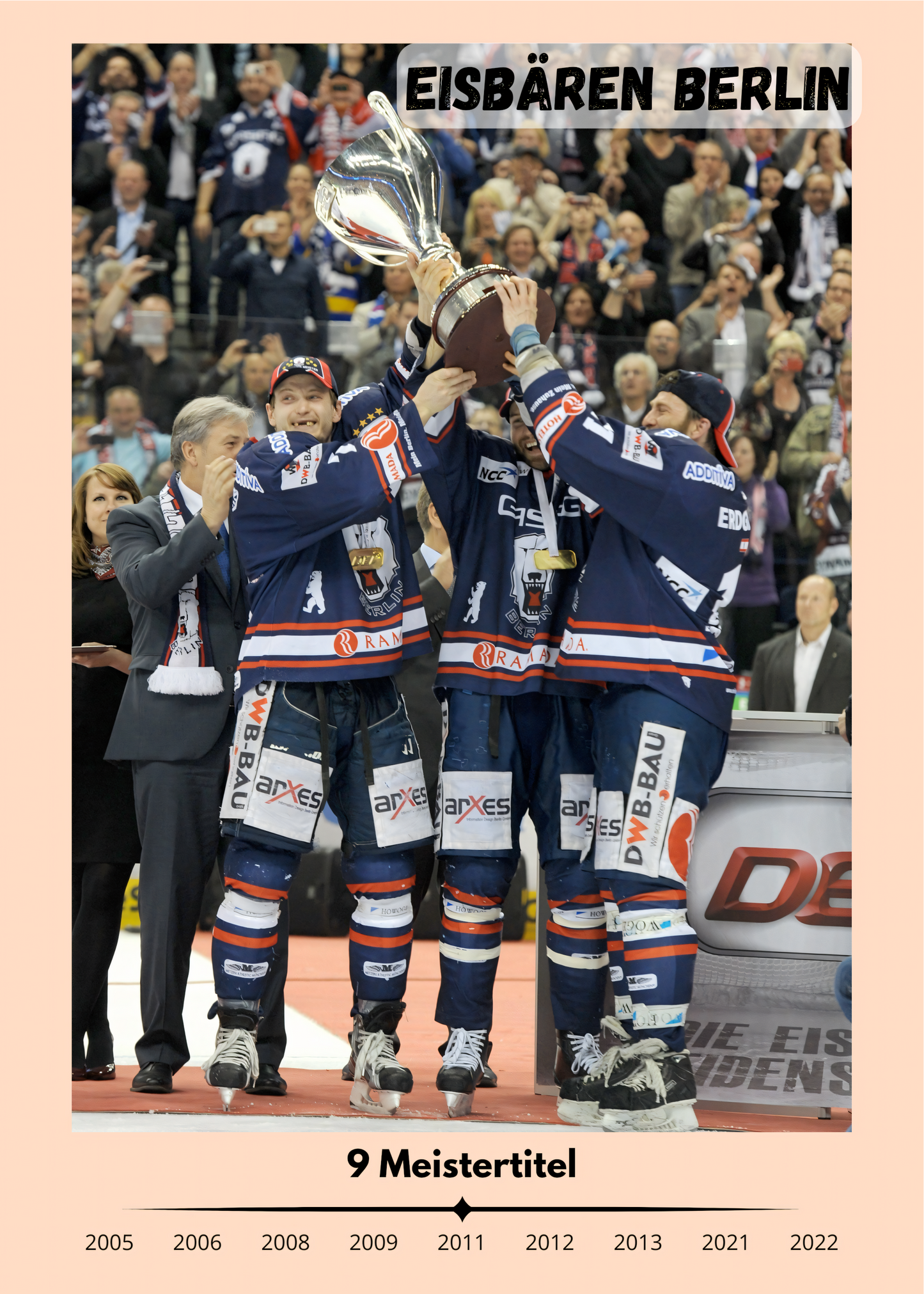 Nahaufnahme Poster mit Rahmen von Eishockeyspieler mit Eishockeyschläger auf Eishockeyplatz in Eishockeyarena mit Publikum und Motivierenden Hockey Zitat und Überschrift in orange blau weiß