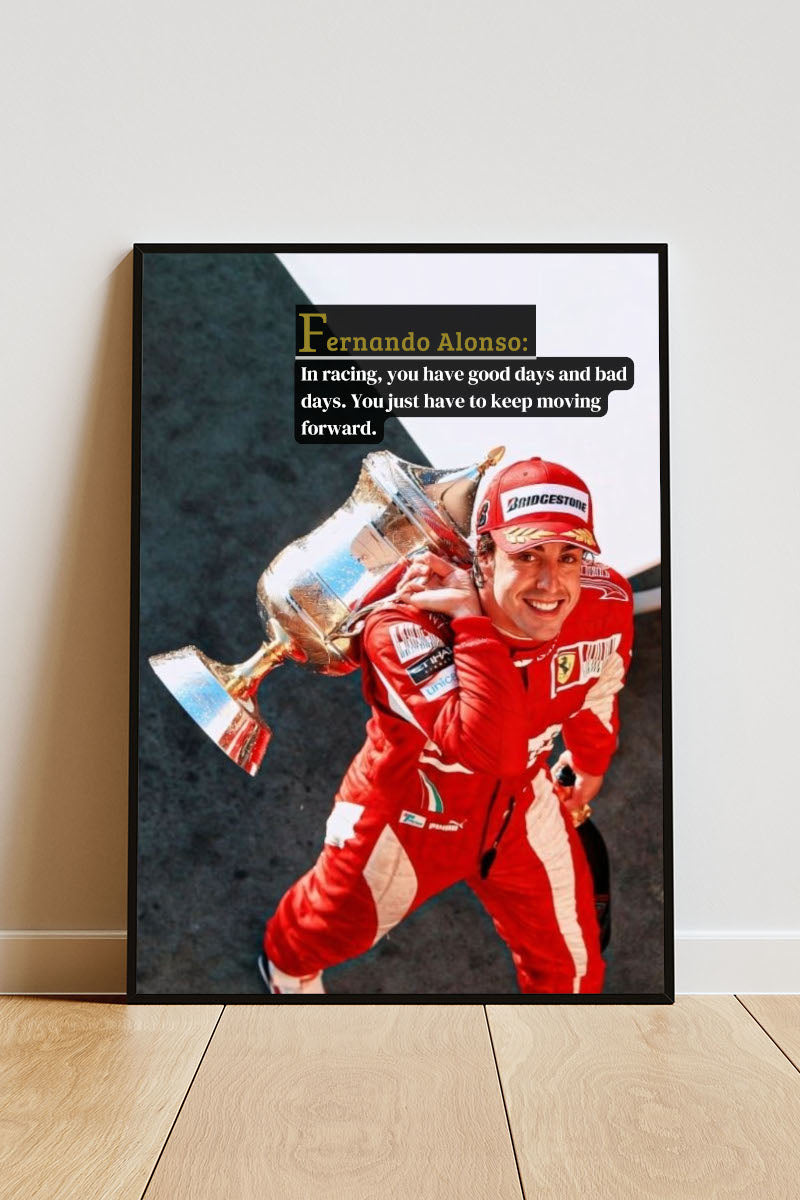 Close-up Poster mit Rahmen Rennfahrer Formel 1 Fernando Alonso mit Pokal und motivationszitat und überschrift in rot und grau und weiß