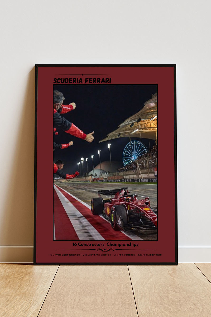 Close-up Poster mit Rahmen Ferrari F1 Team Poster mit Formel 1 Auto und rennstrecke und Formel 1 Team mit beschriftung und roter umrandung in rot schwarz