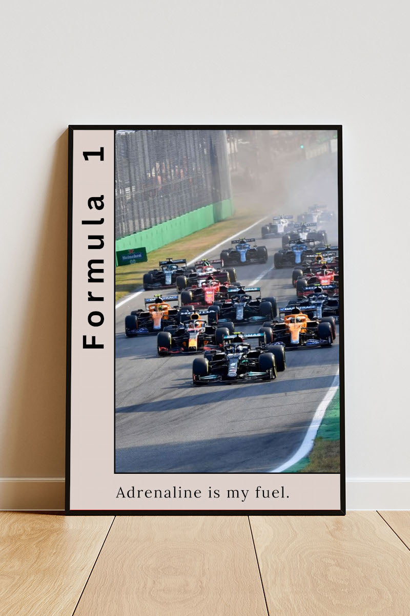 Close-up poster mit Rahmen formel 1 Rennstrecke mit viele Formel 1 Autos auf einer geraden mit Motivationsspruch und überschrift in beige und silber grün gelb grau