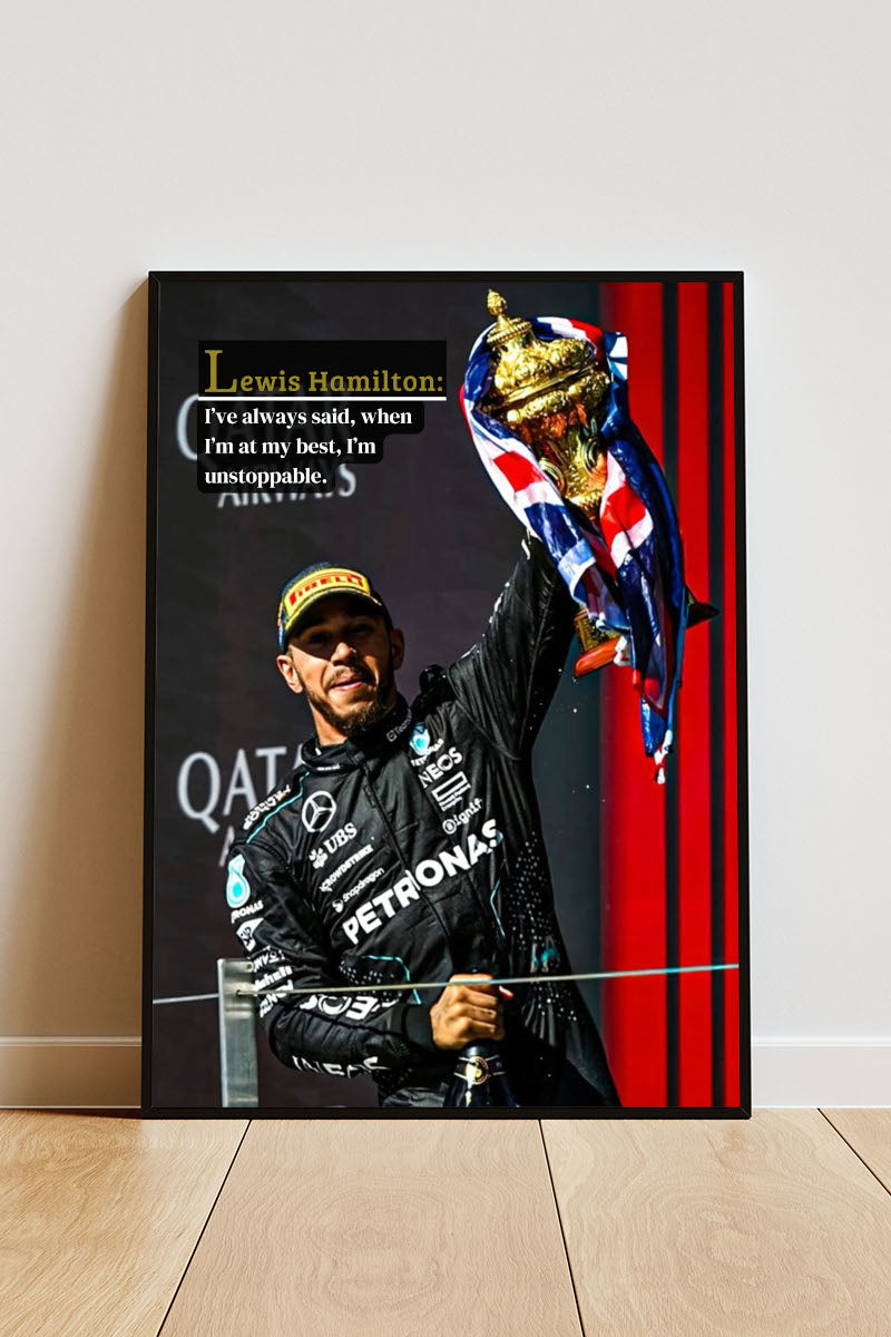 Close-up Poster mit Rahmen Formel 1 Rennfahrer beim jubeln nach dem Sieg mit Pokal und Champagner in der Hand mit Motivationszitat und Überschrift rot schwarz gold