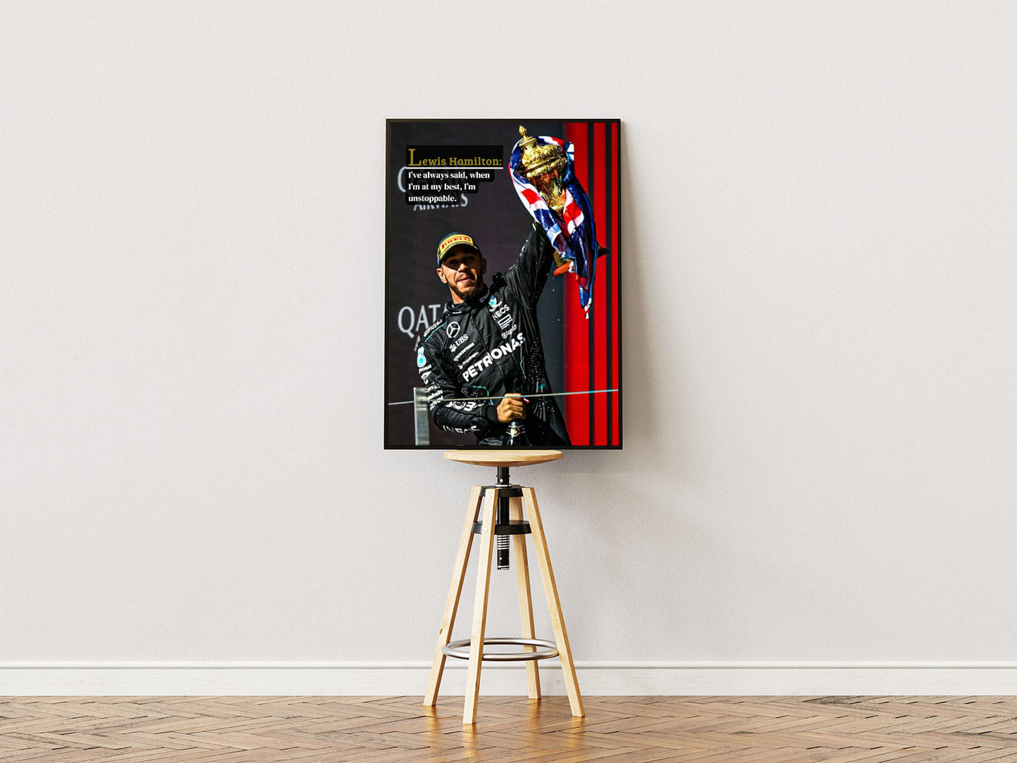 Poster ständer Poster mit Rahmen Formel 1 Rennfahrer beim jubeln nach dem Sieg mit Pokal und Champagner in der Hand mit Motivationszitat und Überschrift rot schwarz gold