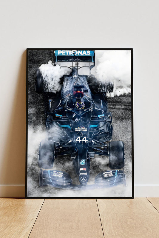 Close-up Poster mit Rahmen von Formel 1 Auto mit Rauch und schwarzem Formel 1 Auto von oben Foto in grau blau silber weiß schwarz