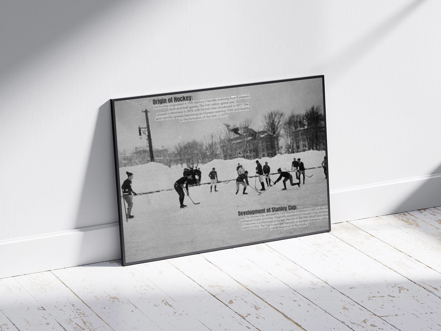 Schräge ansicht Poster mit Rahmen Vintage alte Aufnahme von Hockeyspiel auf Hockeplatz in der Stadt hintergrund gebäude und beschriftung der Geschichte von Eishockey schwarz weiß grau