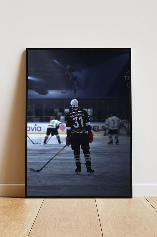 Close-up Poster mit Rahmen einsamer Hockeyspieler in einhockearena auf Eishockeyplatz mit Eishockeyschläger mit nummer 31 in blau rot weiß schwarz