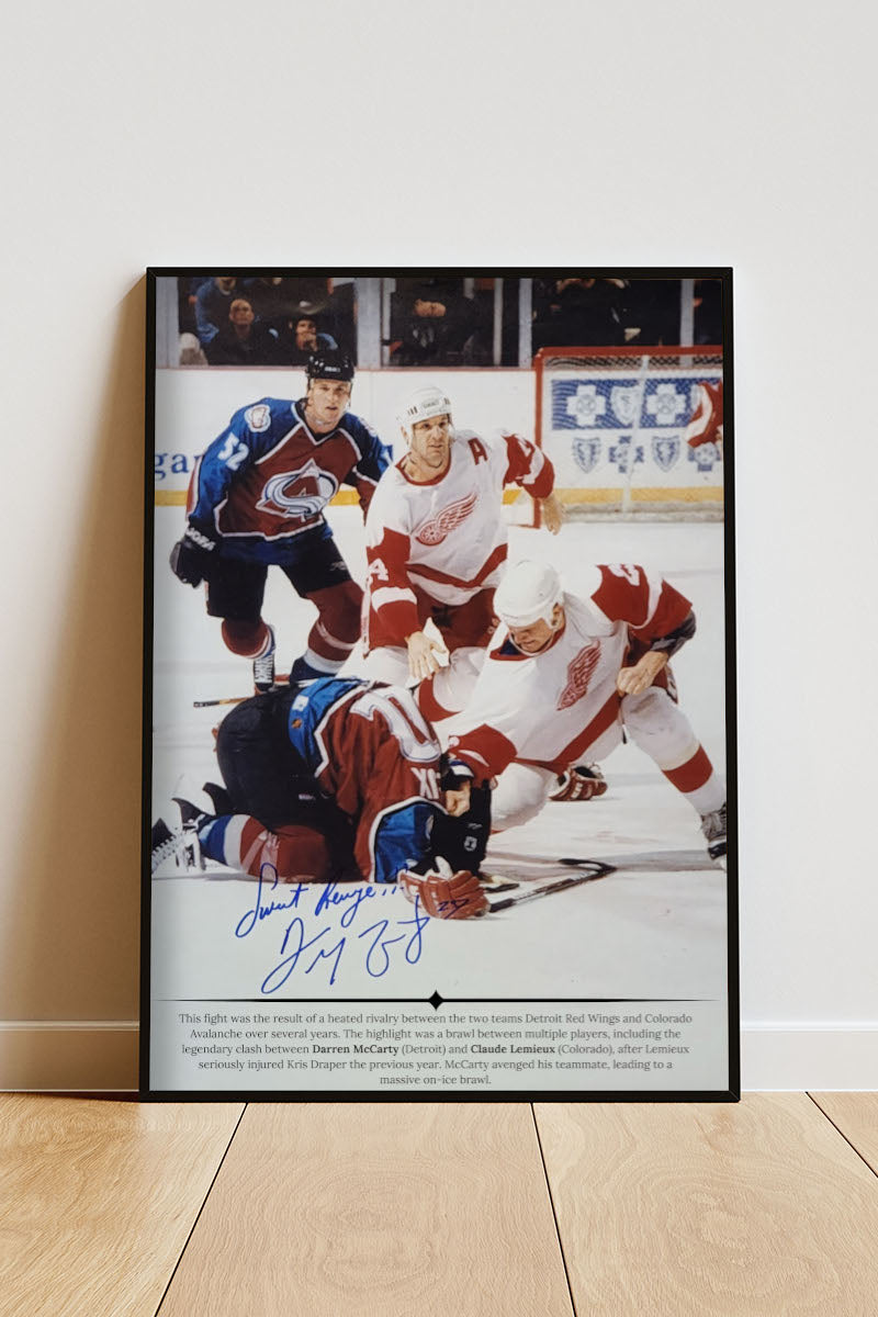 Close-up Poster mit Rahmen von Eishockeyspielern beim Eishockeykampf auf Eishockeyplatz im  Eishockeystadium mit Publikum und Text in rot und blau und weiß