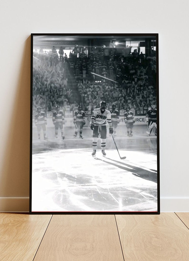 Close-up Poster mit Rahmen einer Eishockeymannschaft auf Eishockeyplatz im Eishockeystadium und Publikum in schwarz weiß grau