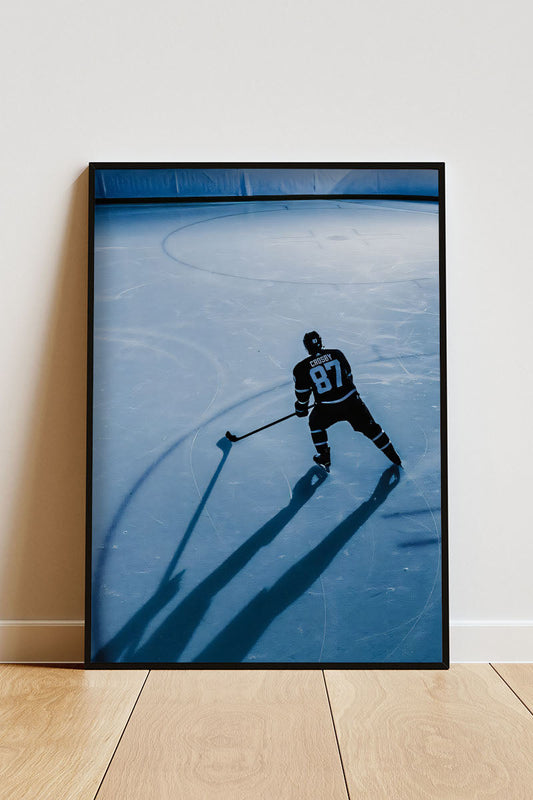 Close-up Poster mit Rahmen Hockeyspieler auf Hockeyplatz in Hockeystadium alleine in schwarz blau weiß