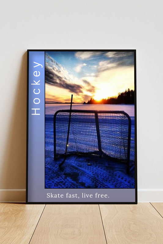 Close-up Poster mit Rahmen von einem Hockeytor auf einem Hockeyplatz in der Natur auf einem See mit Schrift und Motivationszitat in blau schwarz orange mit sonnenuntergang