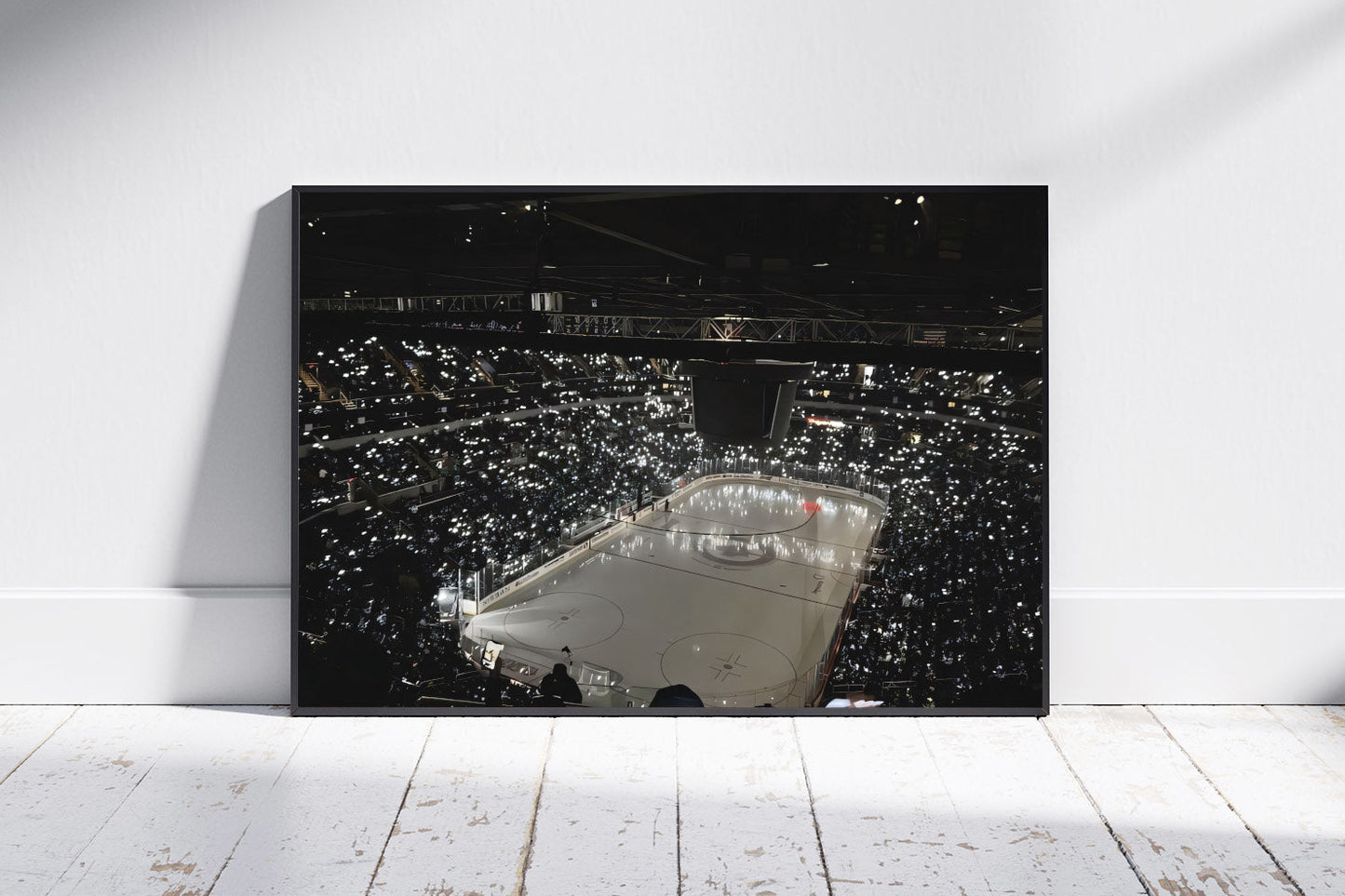 Close up Poster mit Rahmen von oben Foto Eishockeyarena von Eishockeyplatz mit Publikum und vielen einzelnen Lichtern in schwarz weiß grau