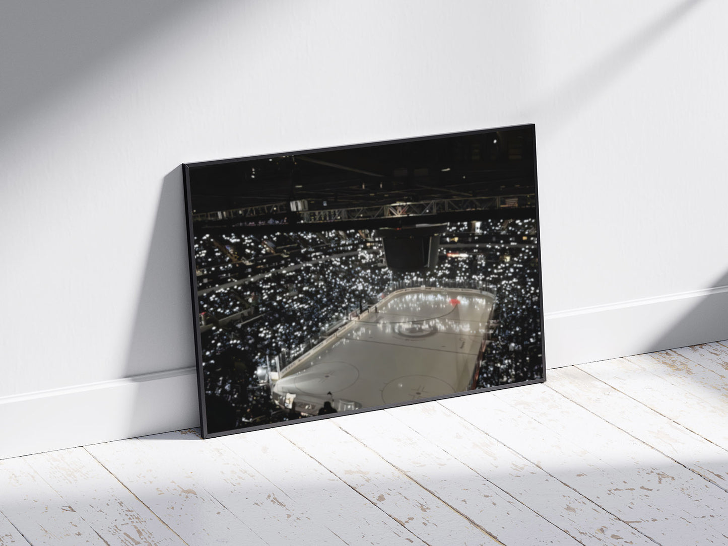 schräge ansischt Poster mit Rahmen von oben Foto Eishockeyarena von Eishockeyplatz mit Publikum und vielen einzelnen Lichtern in schwarz weiß grau