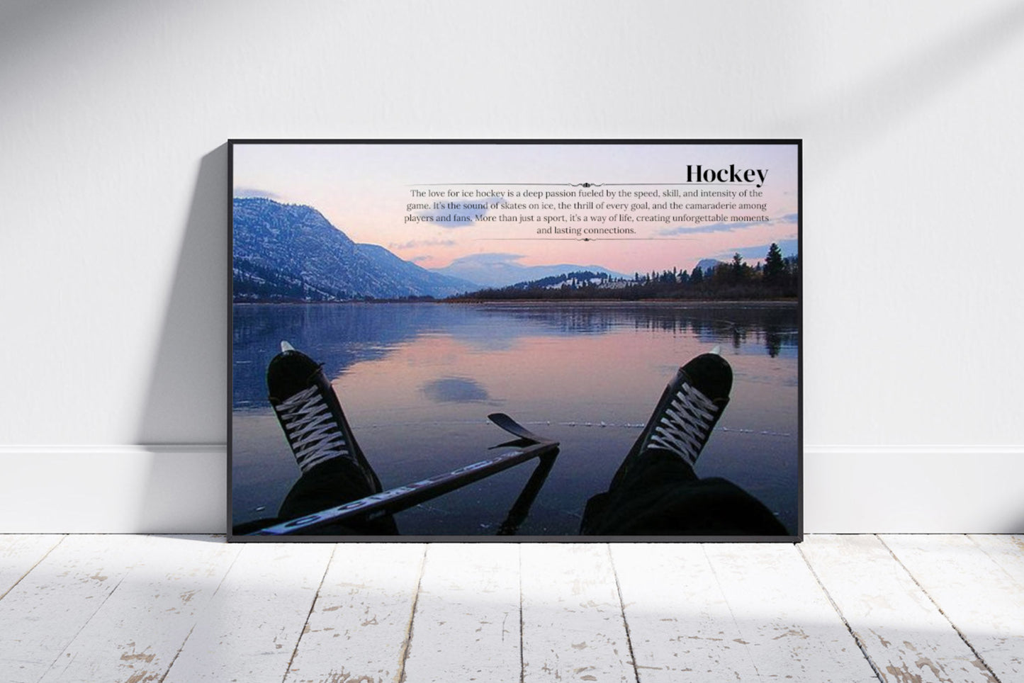 Close-up Poster mit Rahmen Sonnenuntergang mit Hockeyspieler auf Hockelatz auf See mit Landschaft und Bergen und Bäumen und Hockey Zitat Überschrift schwarz blau rosa orange 