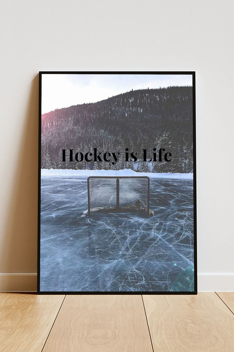 Close-up Poster mit Rahmen von Eishockeyplatz mit Eishockeytor und motivierenden Spruch in blau weiß schwarz