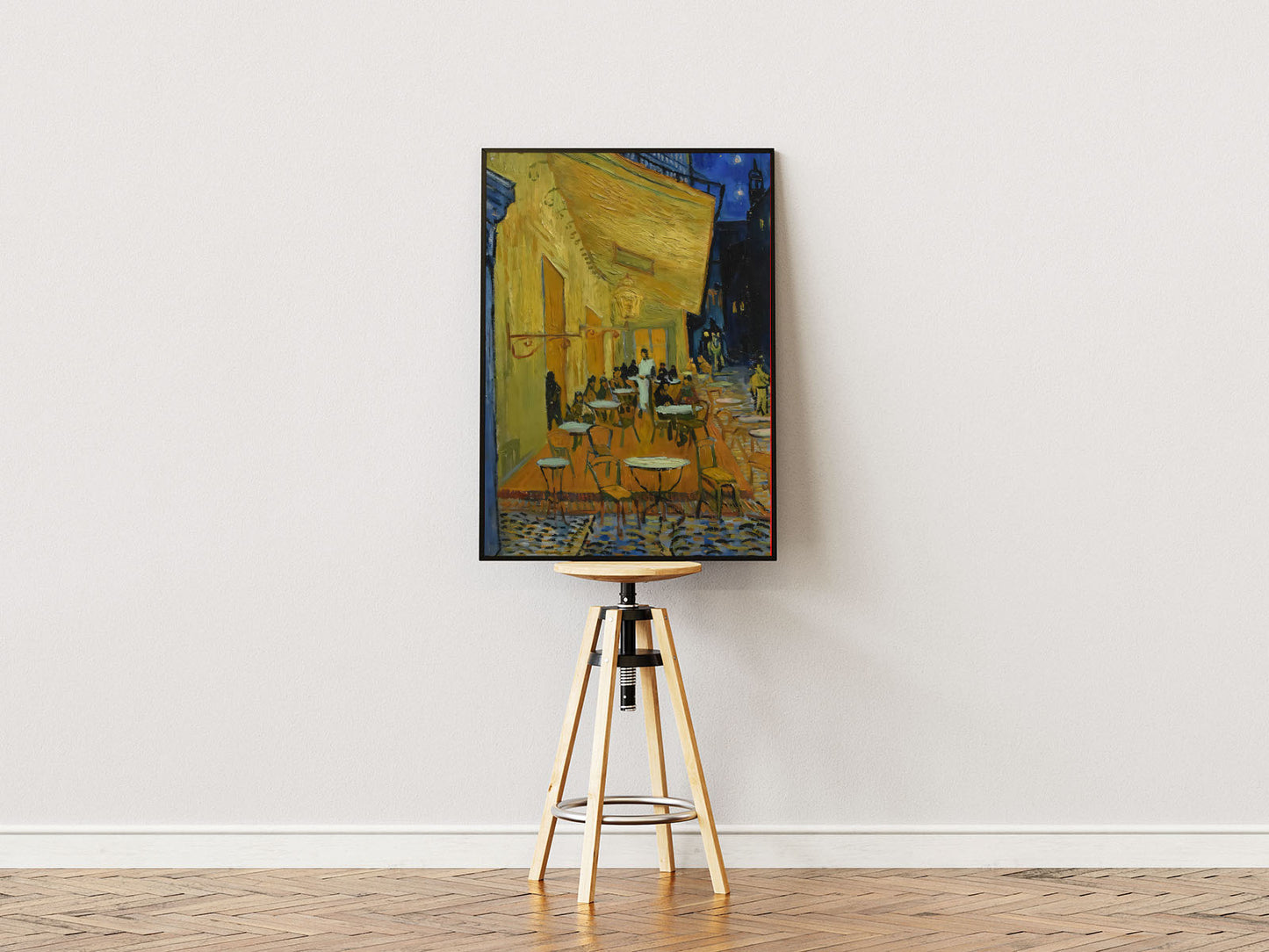 Poster ständer Poster mit Rahmen von Van Gogh gezeichnetes Gemälde von einer Kafeterrasse neben einer Straße in blau schwarz gelb 