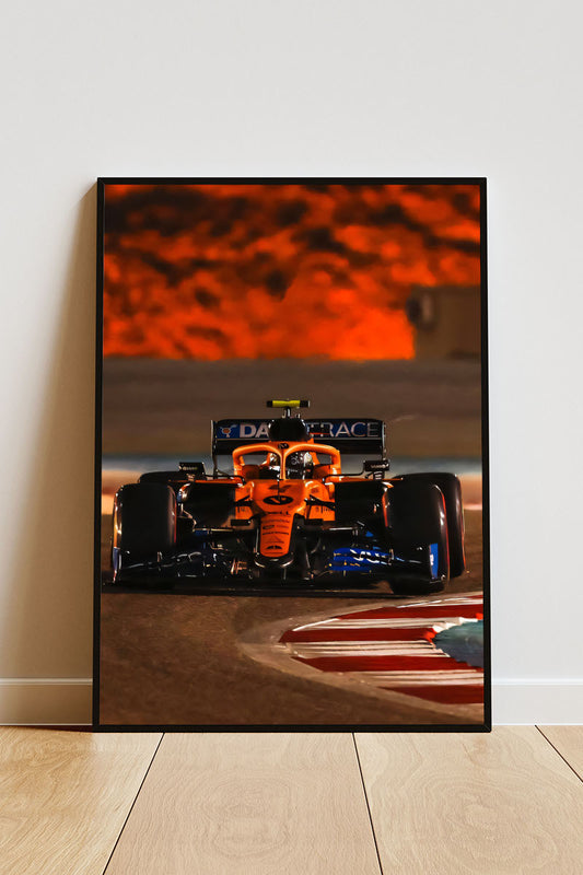 Close-up Poster mit Rahmen formel 1 Auto auf Rennstrecke mit orangen Sonnenuntergang in orange blau schwarz rot weiß