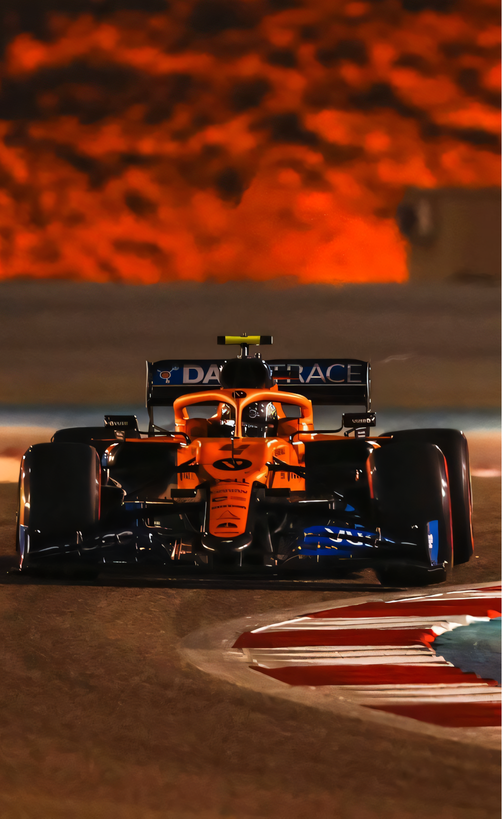 Nahaufnahme Poster mit Rahmen formel 1 Auto auf Rennstrecke mit orangen Sonnenuntergang in orange blau schwarz rot weiß