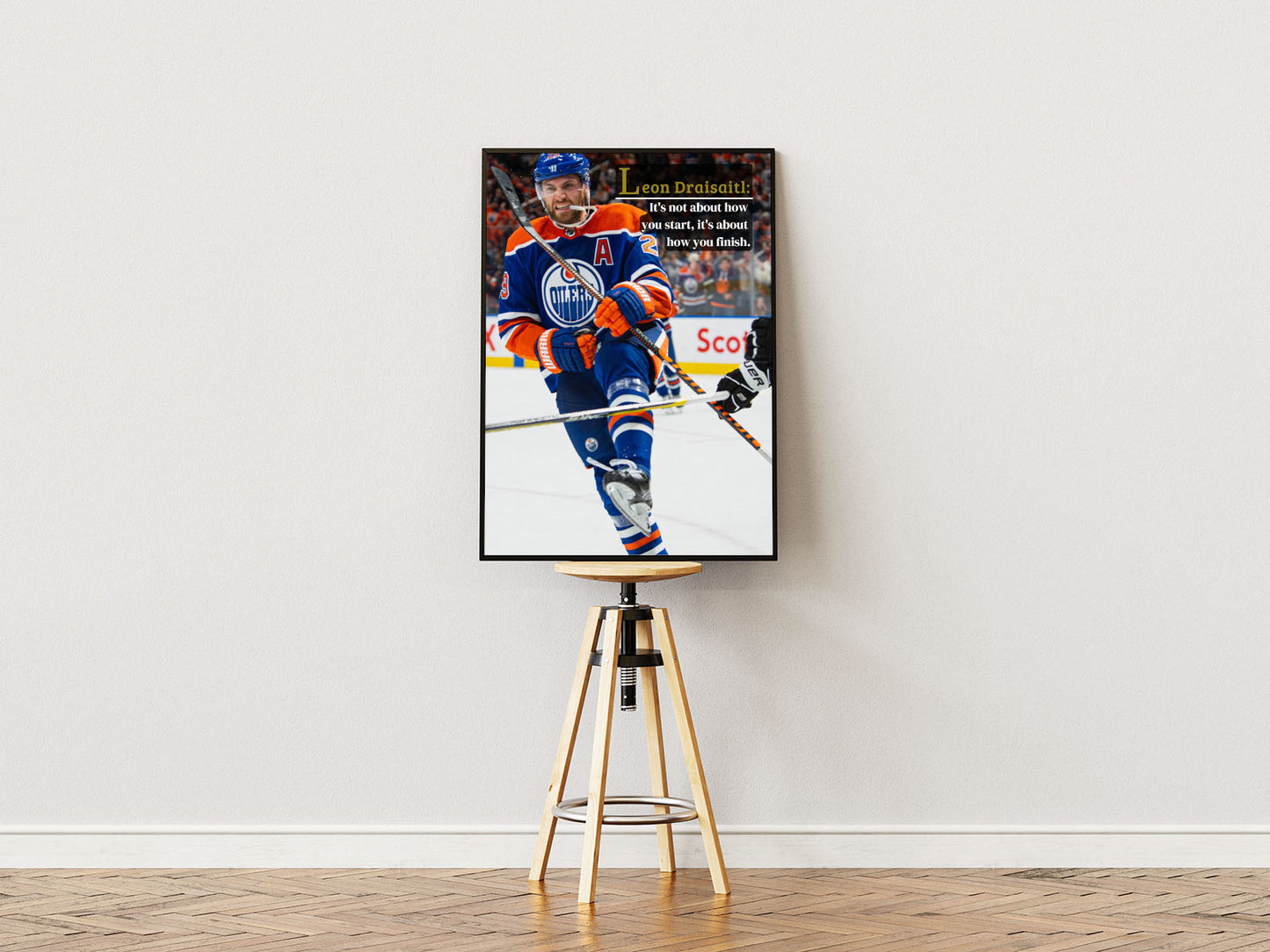 Poster ständer Poster mit Rahmen von Eishockeyspieler mit Eishockeyschläger auf Eishockeyplatz in Eishockeyarena mit Publikum und Motivierenden Hockey Zitat und Überschrift in orange blau weiß