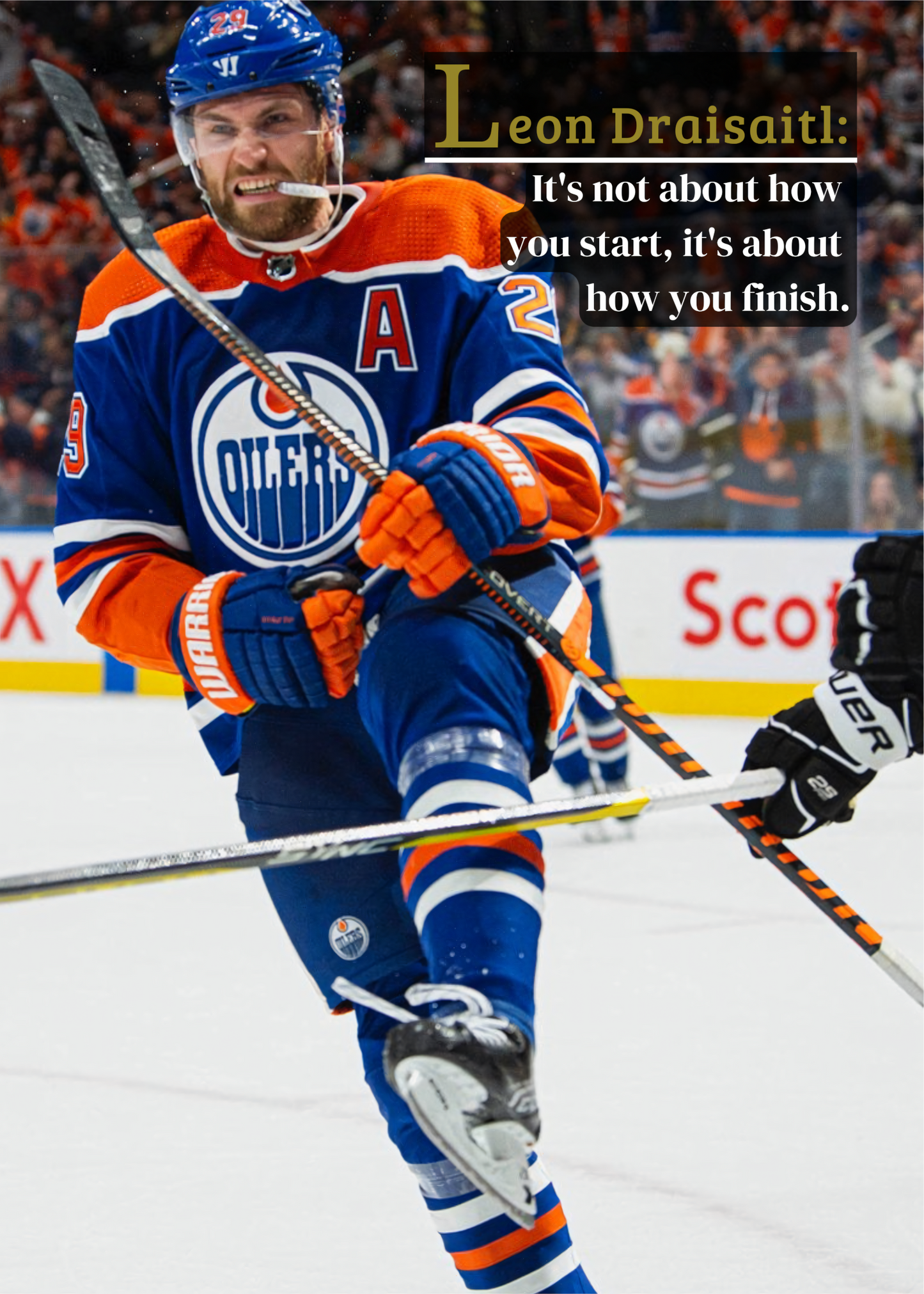 Nahaufnahme Poster mit Rahmen von Eishockeyspieler mit Eishockeyschläger auf Eishockeyplatz in Eishockeyarena mit Publikum und Motivierenden Hockey Zitat und Überschrift in orange blau weiß