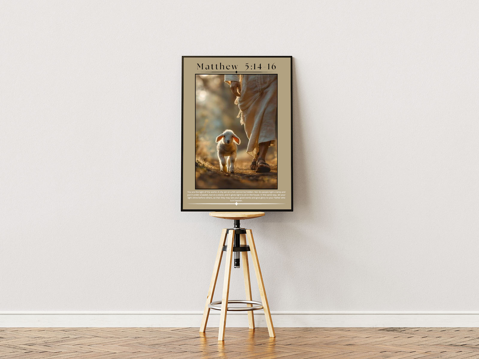 Poster ständer Poster mit Rahmen Schaf mit Jesus als Hirten auf einem Waldweg mit Bibelzitat und Überschrift und braun beiger umrandung in schwarz braun beige