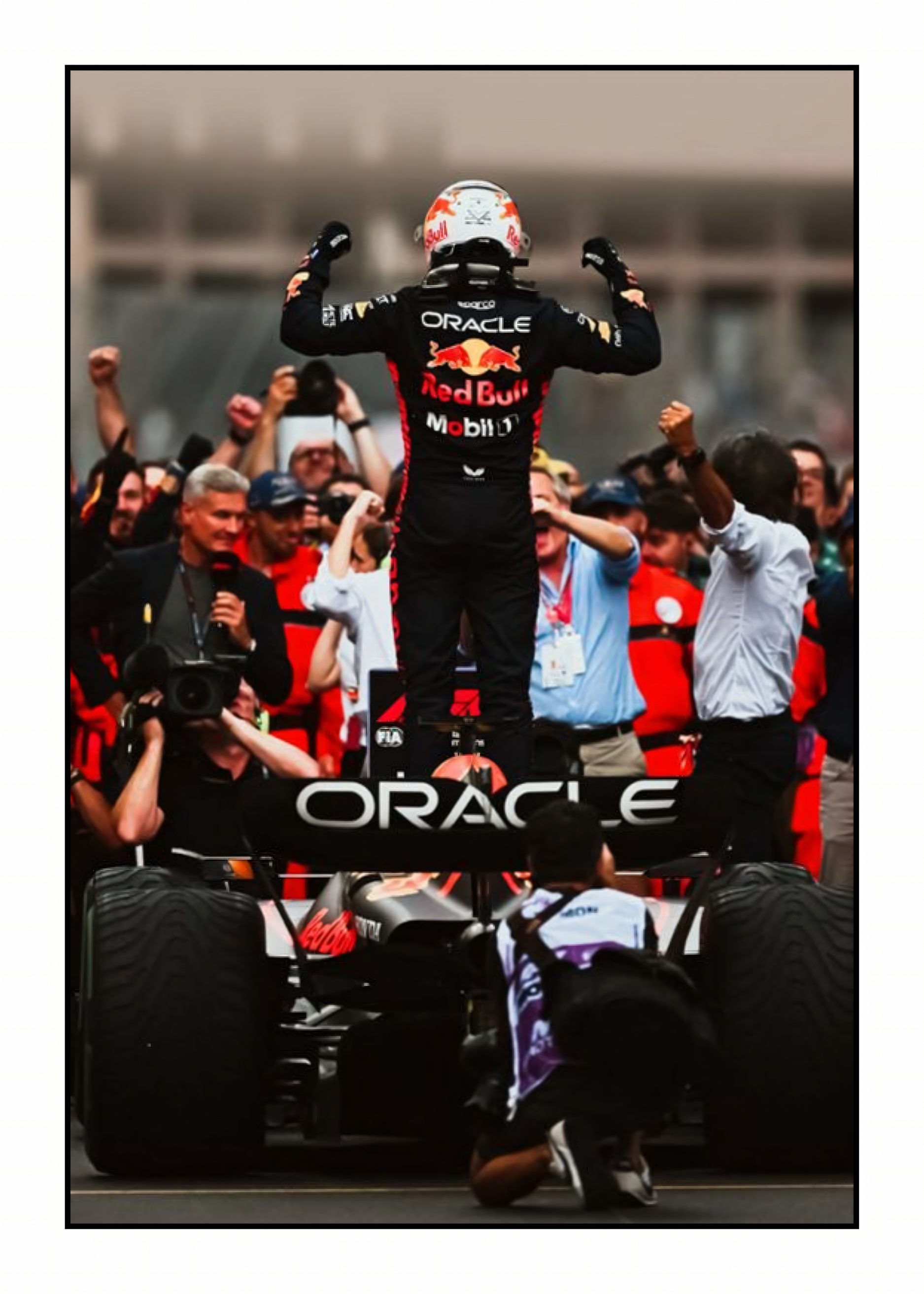 Nahaufnahme Poster mit Rahmen max verstappen steht auf Formel 1 Auto und Jubelt Bild von hinten mit weißer umrandung in schwarz blau rot weiß