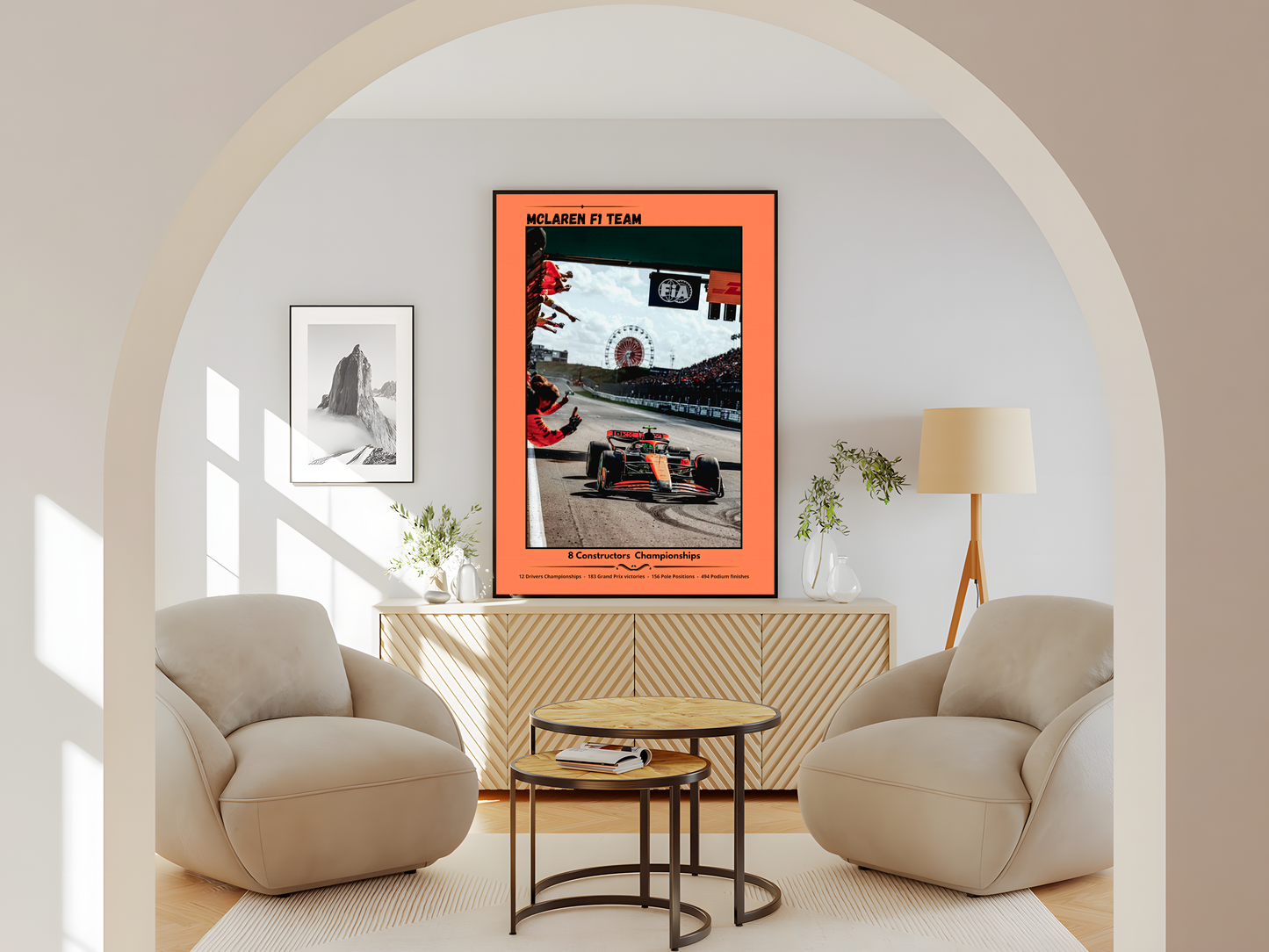 Wohnzimmer Poster mit Rahmen von Formel 1 Team und Formel 1 Auto auf Rennstrecke fährt über Ziellinie und Team jubelt mit Rennstrecke und Landschaft im Hintergrund mit oranger umrandung mit beschriftung und überschrift in orange grau und weiß