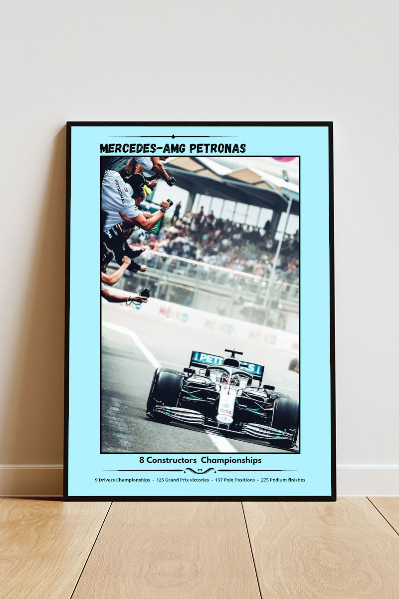 Close-up Poster mit Rahmen Mercedes Formel 1 Auot fährt über die Ziellinie und Mercedes Team Jubelt  mit Beschriftung und überschrift in türkis blau und silber und grau