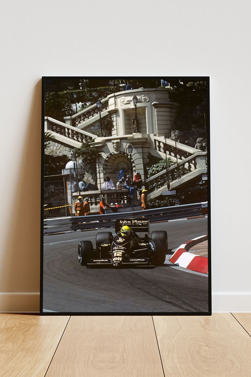 Close-up Poster mit Rahmen Formel 1 Auto fährt in Monaco auf der Rennstrecke durch die Stadt um eine Kurve im Vintage Stil in grau schwarz gold rot 