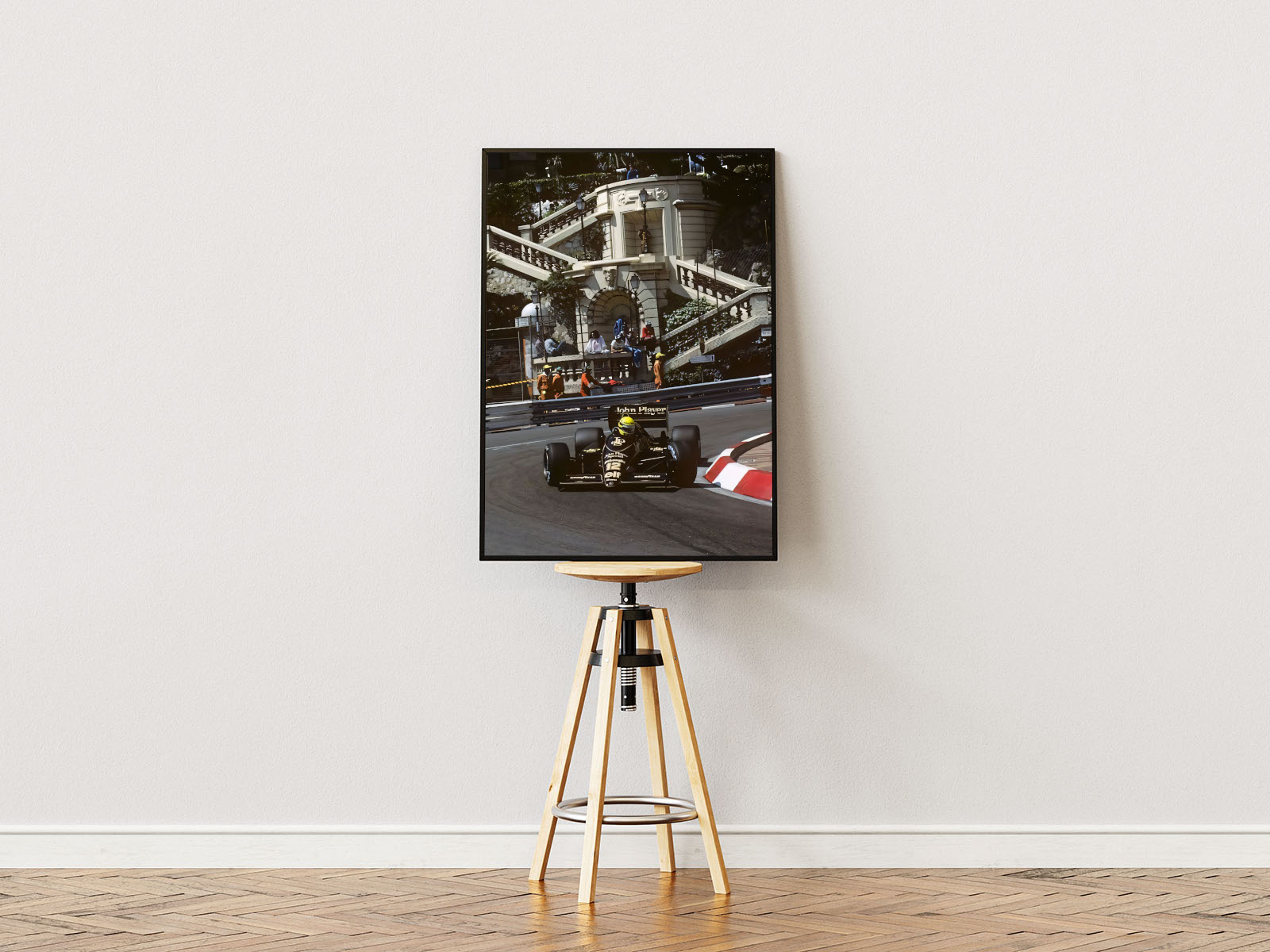 Poster ständer Poster mit Rahmen Formel 1 Auto fährt in Monaco auf der Rennstrecke durch die Stadt um eine Kurve im Vintage Stil in grau schwarz gold rot 