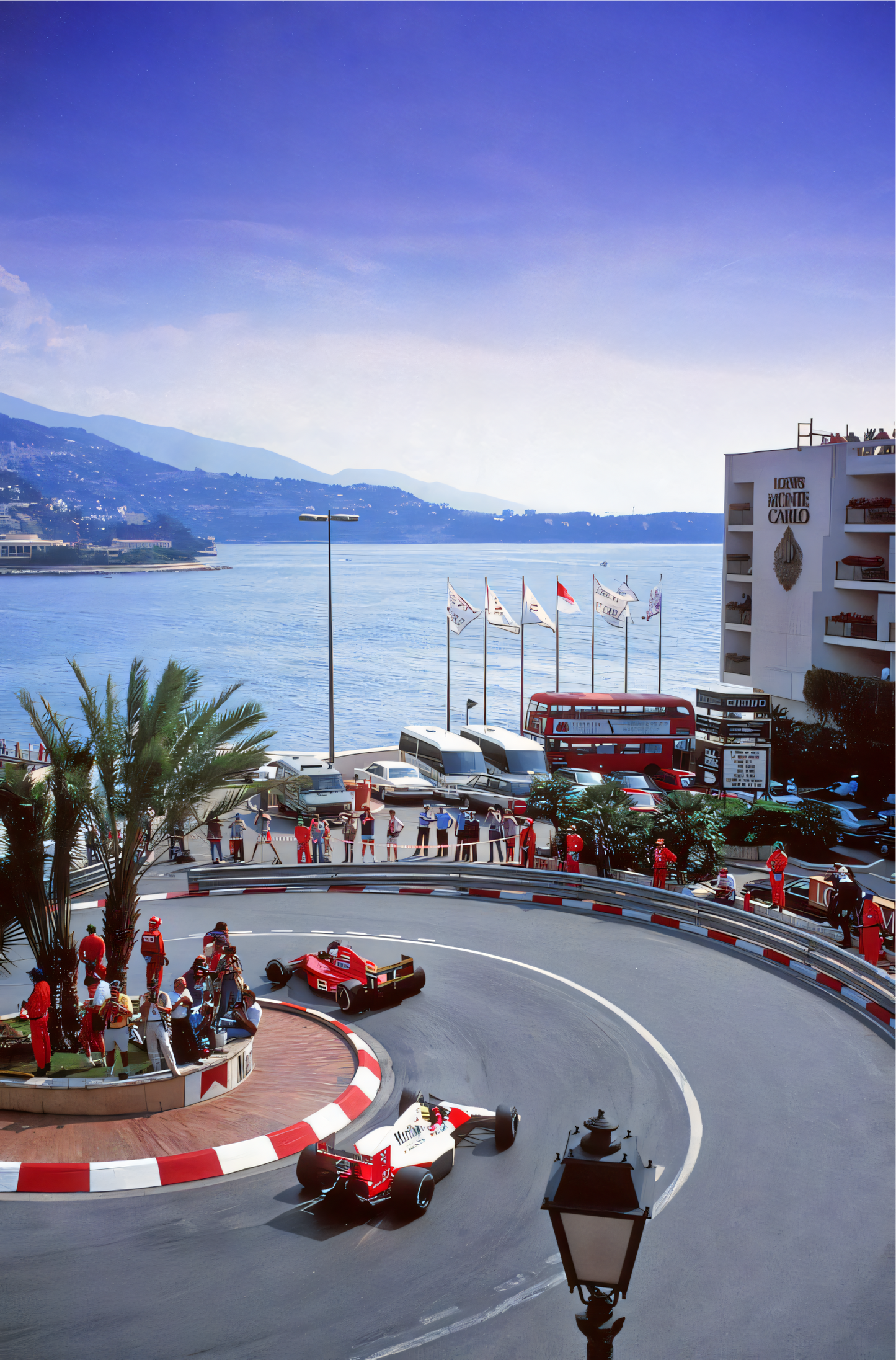 Nahaufnahme  Poster mit Rahmen Monaco Formel 1 Rennen mit Formel 1 Autos und meer im hintergrund Autor fahren um kurve blau rot weiß grau