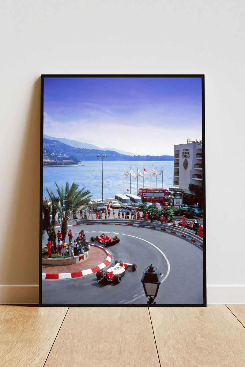 Close-up Poster mit Rahmen Monaco Formel 1 Rennen mit Formel 1 Autos und meer im hintergrund Autor fahren um kurve blau rot weiß grau