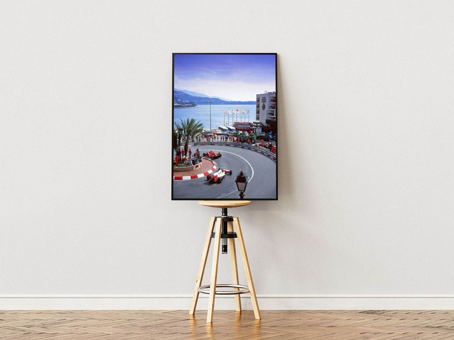 Poster ständer  Poster mit Rahmen Monaco Formel 1 Rennen mit Formel 1 Autos und meer im hintergrund Autor fahren um kurve blau rot weiß grau