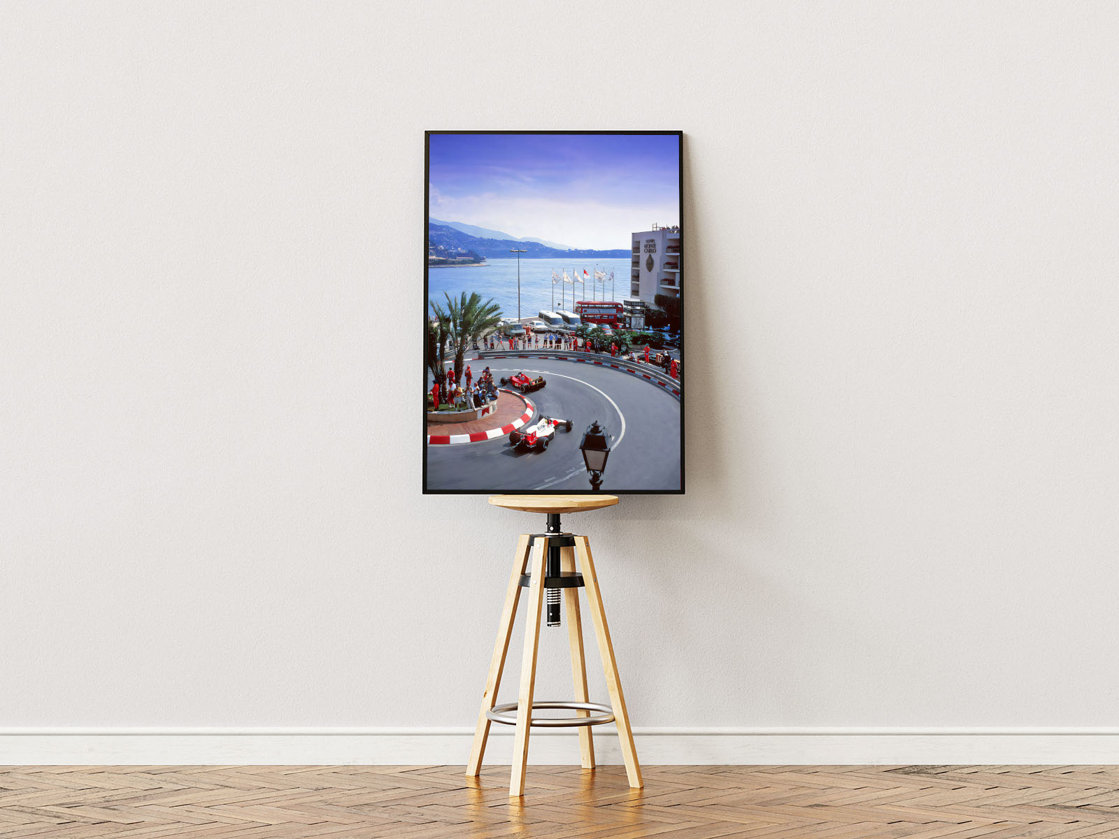 Poster ständer  Poster mit Rahmen Monaco Formel 1 Rennen mit Formel 1 Autos und meer im hintergrund Autor fahren um kurve blau rot weiß grau