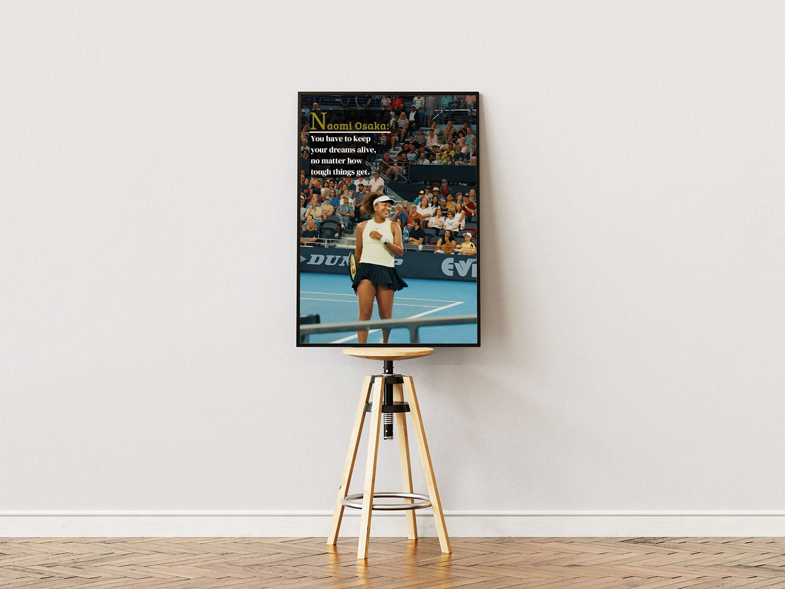 Poster Ständer Poster mit Rahmen Tennisspieler Naomi Osaka auf Tennisplatz in Tennis Arena mit motivationsspruch und überschrift in blau grau schwarz