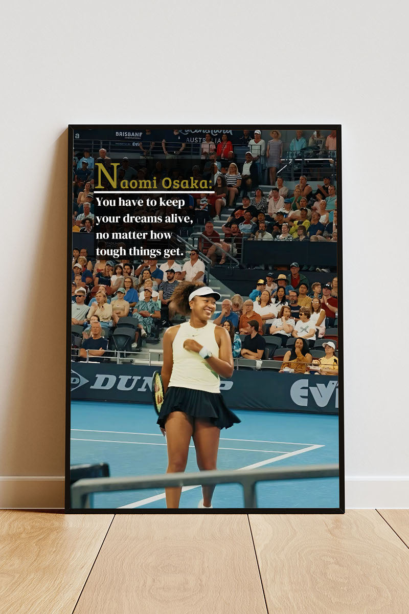 Close-up Poster mit Rahmen Tennisspieler Naomi Osaka auf Tennisplatz in Tennis Arena mit motivationsspruch und überschrift in blau grau schwarz