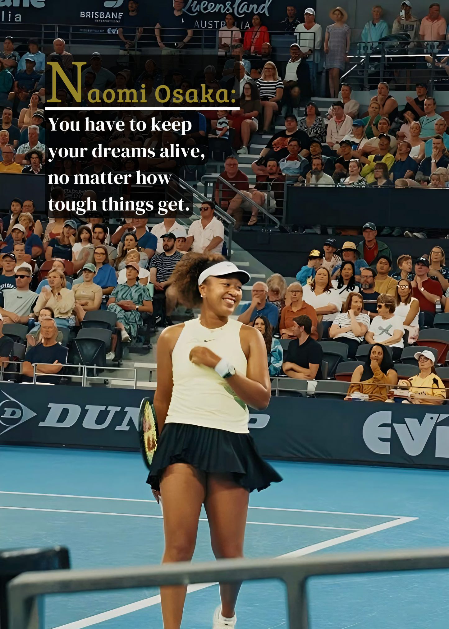 Nahaufnahme Poster mit Rahmen Tennisspieler Naomi Osaka auf Tennisplatz in Tennis Arena mit motivationsspruch und überschrift in blau grau schwarz