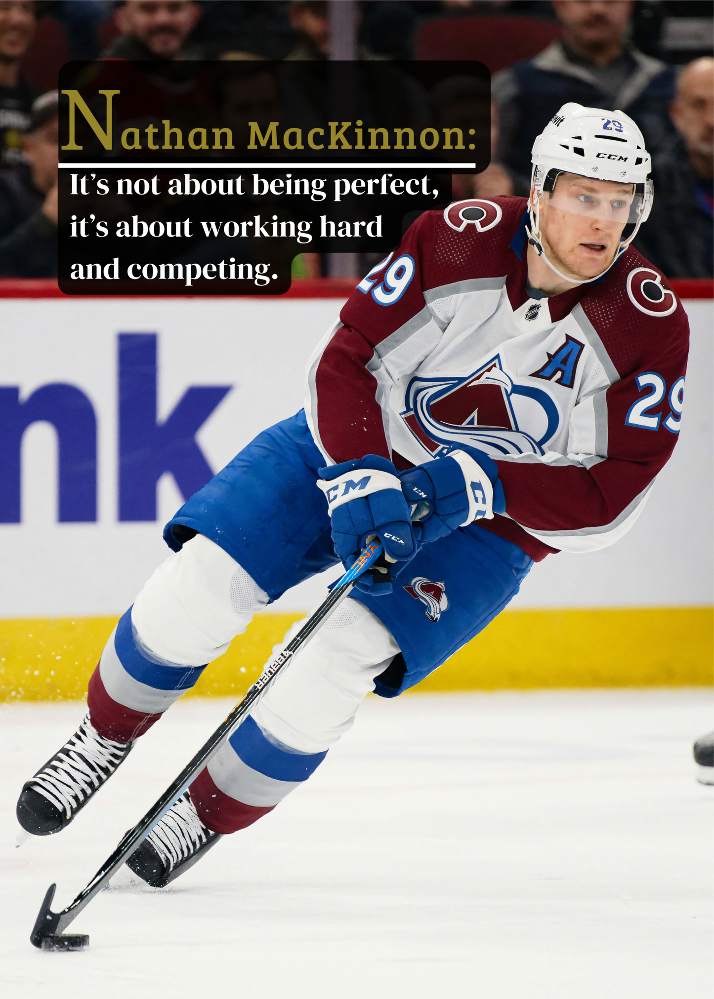 Nahaufnahme Poster mit Rahmen von Eishockeyspieler auf Eishockeyplatz in Eishockeystadium mit Publikum mit überschrift und Motivierenden Zitat in rot blau weiß