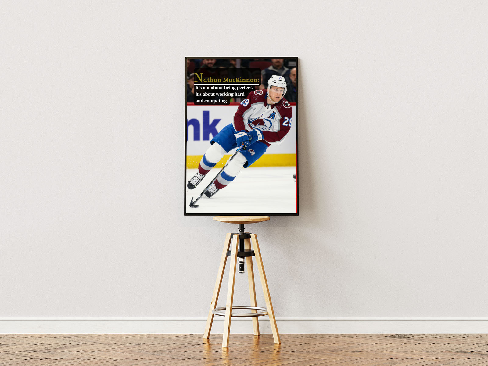 Poster ständer Poster mit Rahmen von Eishockeyspieler auf Eishockeyplatz in Eishockeystadium mit Publikum mit überschrift und Motivierenden Zitat in rot blau weiß