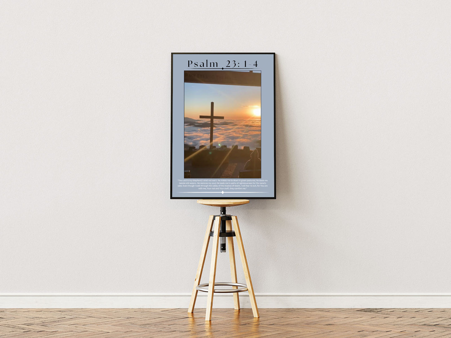 Poster Ständer Poster mit Rahmen von Religiösen Kreuz und Landschaft und Himmel Wolken Sonne mit blauer umrandung Religiöser überschrift und Bibelzitat in blau schwarz orange weiß