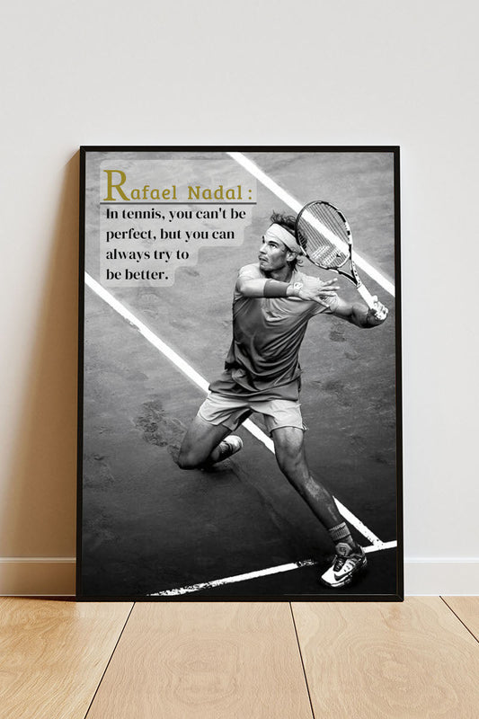 Close-up Poster mit Rahmen von Rafael Nadal beim Tennisspielen mit motivationsspruch und überschrift Bild in Grau