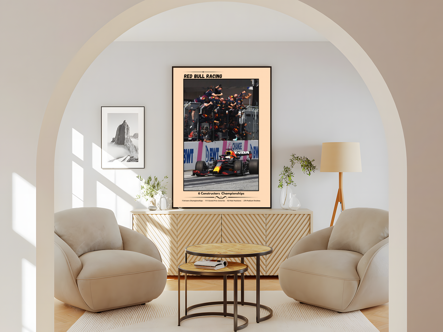 Wohnzimmer Poster mit Rahmen Formel 1 Auto fährt über die ziellinie und Team jubelt in beige und rosa und schwarz und grau