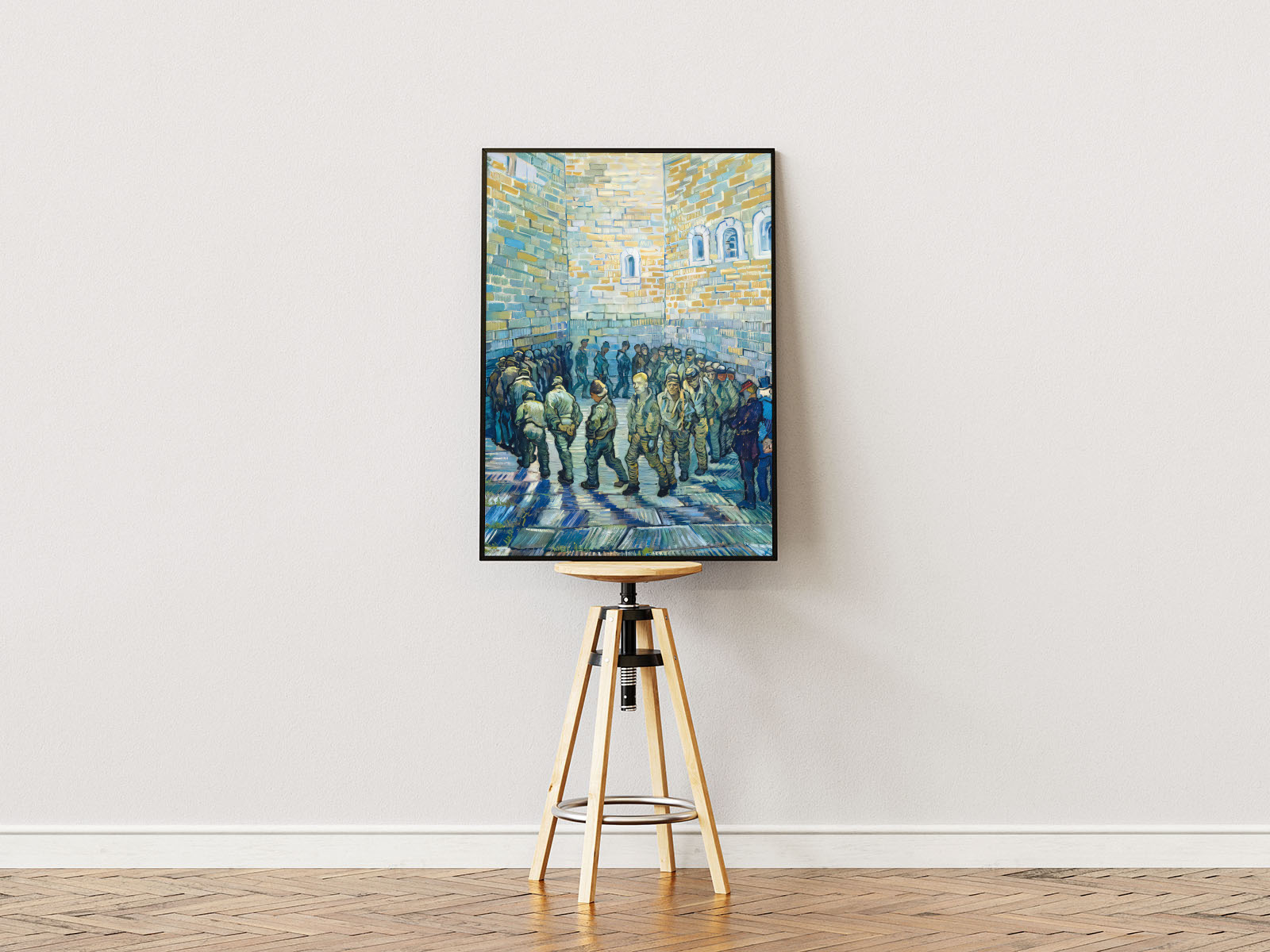 Poster ständer  Poster mit Rahmen von gezeichnetem gemalten Gemälde von Van Gogh viele Gefangene gehen in einem Kreis eine Runde mit Aufseher daneben umrandet on beigen backsteinwänden blau beige weiß