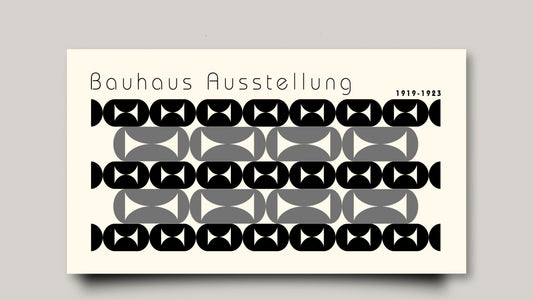 Close-up Leinwand mit überschrift Bauhaus Ausstellung mit geometrischen formen in schwarz grau auf beigen Hintergrund