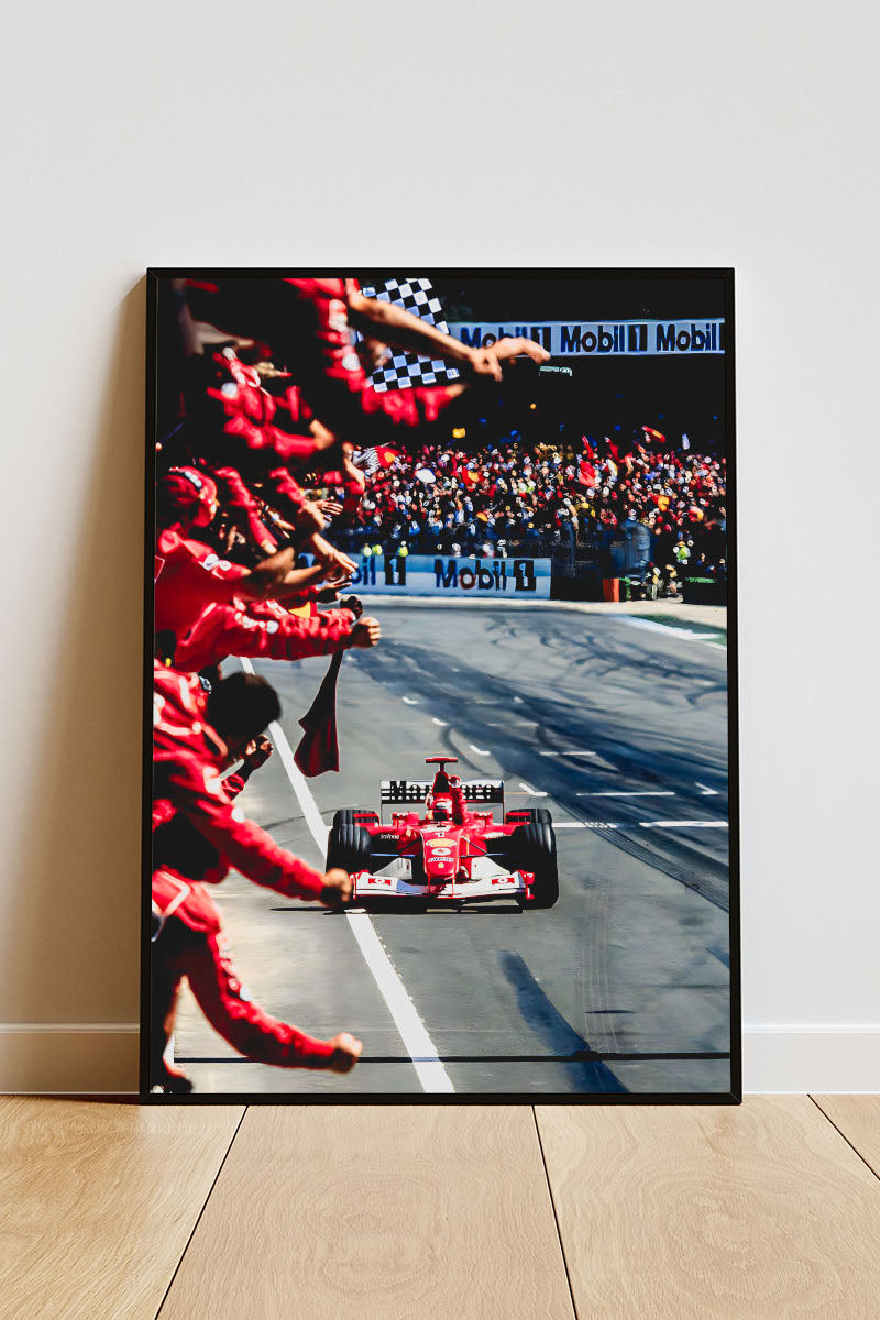 Close up Poster mit Rahmen Michael Schumacher fährt über Zielline beim Formel 1 Rennen und sein Team Jubelt mit Ferrari in rot blau grau schwarz weiß