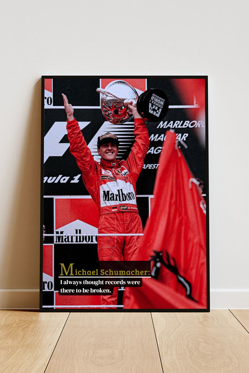 Close-up Poster mit Rahmen Formel 1 Rennfahrer Schumacher als Sieger mit Pokal bei der Siegerehrung als Sieger jubeln mit motivationsspruch und überschrift in rot schwarz weiß