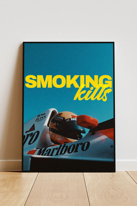 Close-up Poster mit Rahmen Vintage Formel 1 Auto mit Senna und blauen Himmel und spruch smoking kills in gelb blau rot weiß schwarz