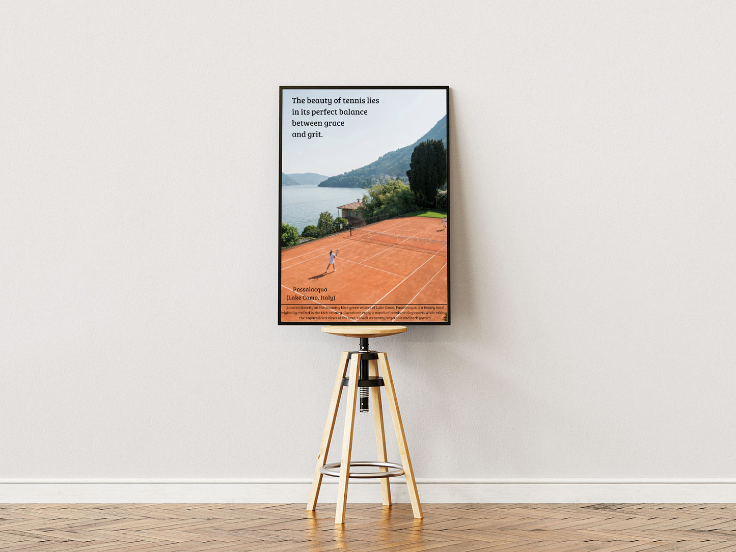 Poster ständer Poster mit Rahmen Tennis Platz in Landschaft mit Bergen See und Tennisspieler mit motivierenten Zitat und Schrift in Orange blau grün