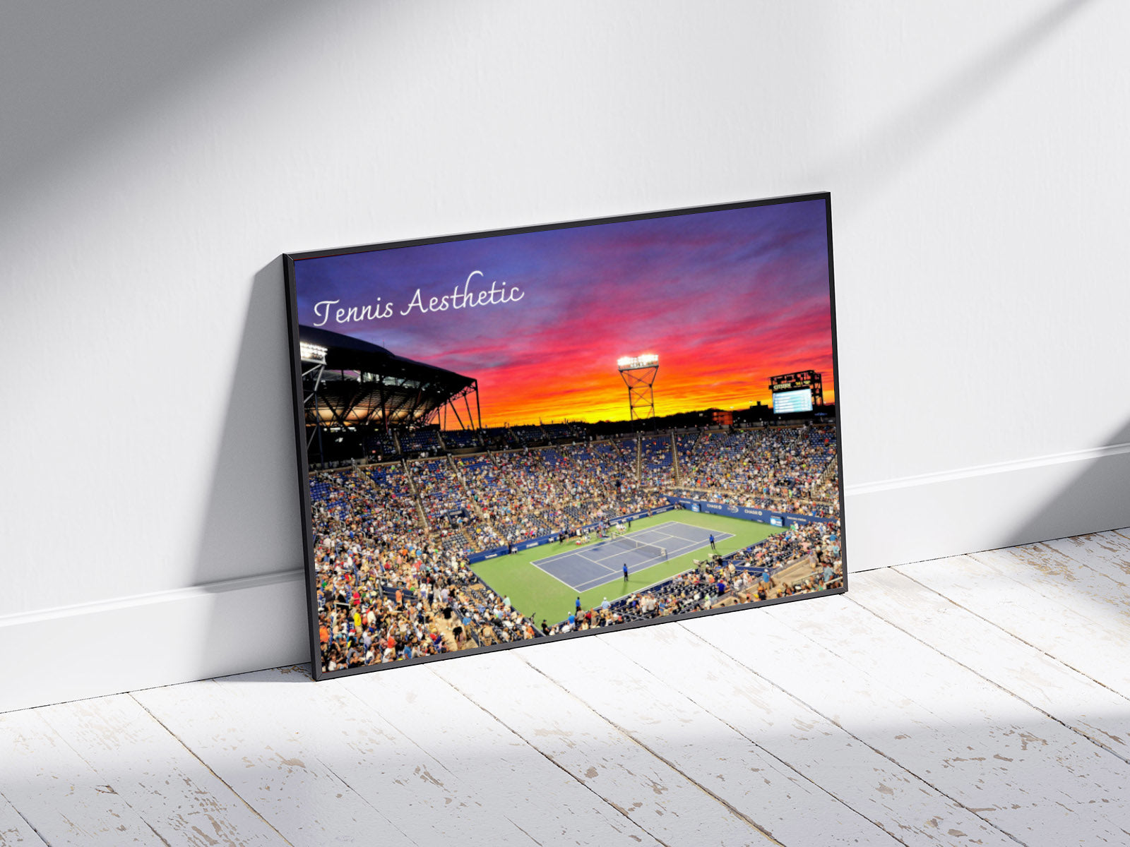 Schräge ansicht des Poster mit Rahmen eines Tennisplatzes in einem Tennisstadium mit ästhetischen Sonnenuntergang in orange gelb lila