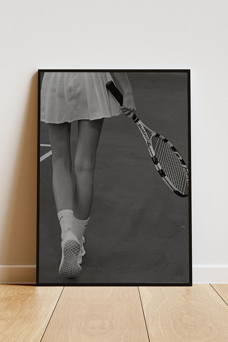 Close-up Poster mit Rahmen Tennis Mädchen Tennisspielerin mit Tennisschläger auf Tennisplatz in grau und weiß