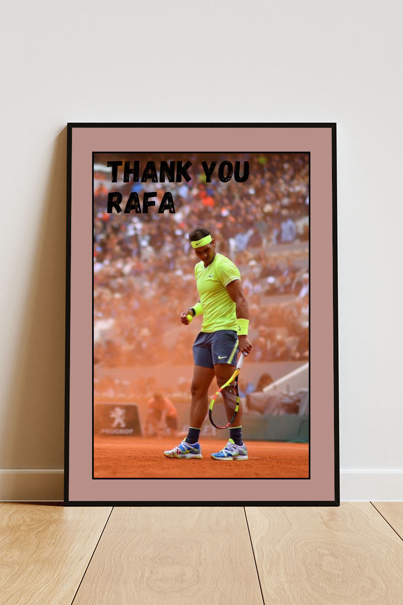 Close-up Poster mit Rahmen von Tennisspieler Rafael Nadal mit Bedankungsspruch in beige orange gelb